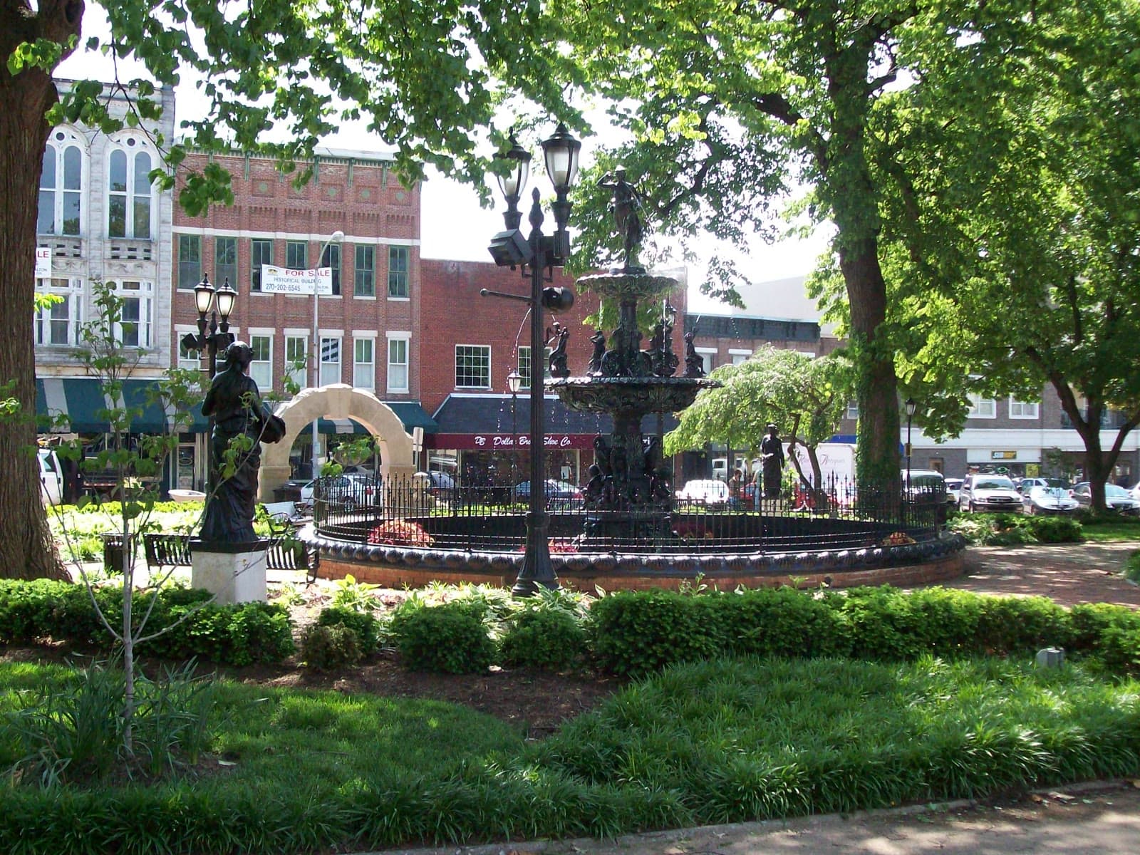 Fountain square park in downtown bowling green: Rockstarr Media is casting new faces in Bowling Green