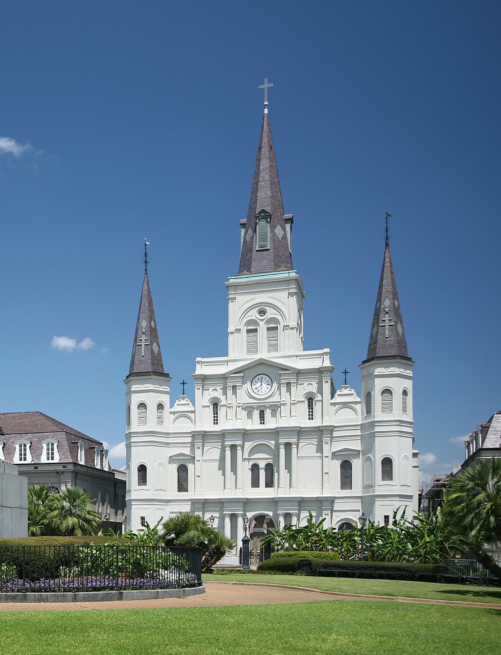 St. Louis Cathedral in the French Quarter of New Orleans under a blue sky: Rockstarr Media is casting new faces in New Orleans