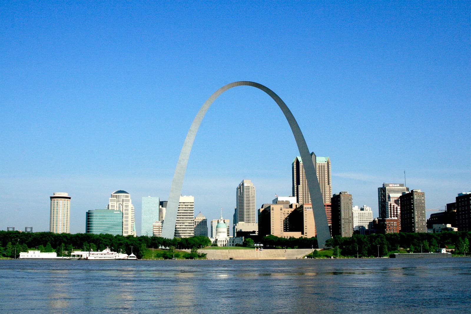 The Gateway Arch and downtown St. Louis across the Mississippi River: Rockstarr Media is casting new faces in St. Louis